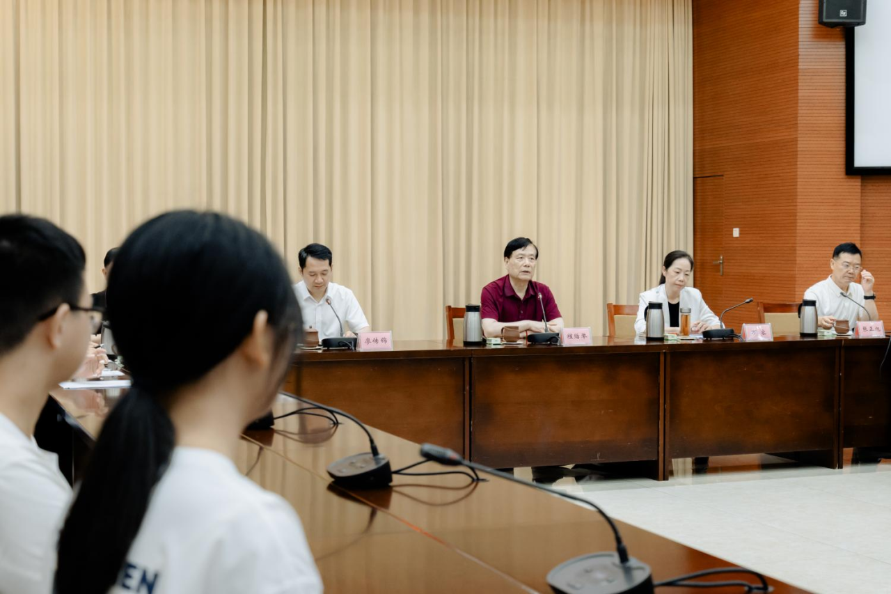 “陽光礪行 愛心助學” 大學新生助學金發放儀式